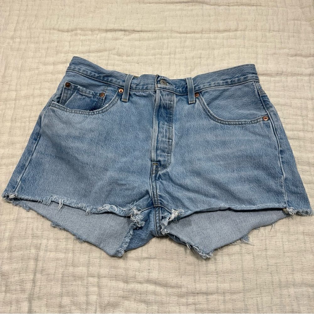 Levis 501 Womens Denim Shorts Light Blue Button Fly Cut Off Size 31 - Picture 2 of 11
